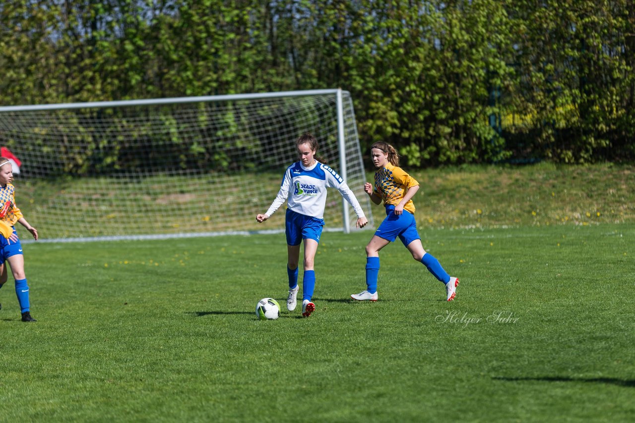 Bild 194 - B-Juniorinnen Bramstedter TS - SSV Hennstedt : Ergebnis: 3:7